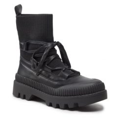 Botki DeeZee. Czarne botki DeeZee, bez wzorów, bez obcasa, na płaskiej podeszwie, bez zapięcia. Za 249.99 zł.