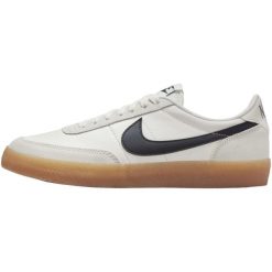 Buty sportowe Nike Killshot 2. Białe obuwie sportowe Nike, ze skóry, bez zapięcia, na fitness i siłownię. W wyprzedaży za 390.00 zł.