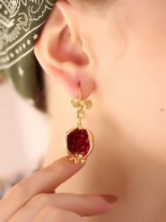 L'Atelier de Gaia Pozłacane kolczyki-kreole z kryształami rozmiar: onesize. Czerwone kolczyki L'Atelier de Gaia, z kryształem, pozłacane, z zapięciem typu bigiel. Za 65.95 zł.