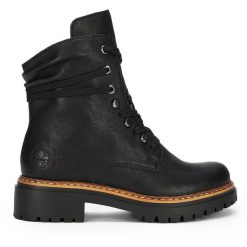 Botki Rieker. Czarne botki Rieker, bez wzorów, bez obcasa, na płaskiej podeszwie, bez zapięcia. Za 295.99 zł.