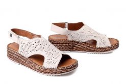 MANITU 910328-81 offwhite, sandały damskie. Brązowe sandały Manitu, bez wzorów, ze skóry, bez obcasa, na koturnie, bez zapięcia. Za 269.90 zł.