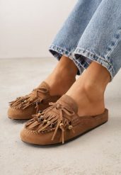 Jasnobrązowe Klapki VICES Typu Mule z Koralikami Frędzlami i Kokardą Dioleora. Brązowe klapki Born2be, z aplikacjami, bez obcasa, na płaskiej podeszwie. Za 119.99 zł.