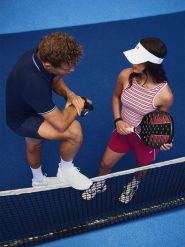 4F Top slim z prążkowanej dzianiny damski - różowy XS. Czerwone koszulki sportowe 4f, bez wzorów, z bawełny, bez ramiączek, tenisowe. Za 59.99 zł.