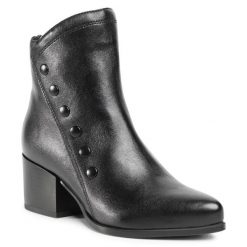 Botki Lasocki. Czarne botki Lasocki, bez wzorów, bez obcasa, na słupku, bez zapięcia. Za 147.99 zł.