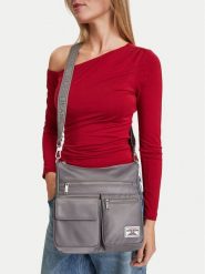 Guess Jeans Torebka CWBEO-GUESS-B-004-10 Szary. Szare listonoszki Guess Jeans, z aplikacjami, z jeansu, bez dodatków. Za 179.99 zł.