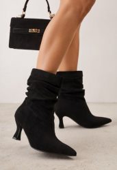 Czarne Botki na Klepsydrowej Szpilce Typu Slouchy Emmanuella. Czarne botki Renee, bez wzorów, prążkowane, ze szpiczastym noskiem, bez obcasa, na obcasie, bez zapięcia. Za 159.99 zł.