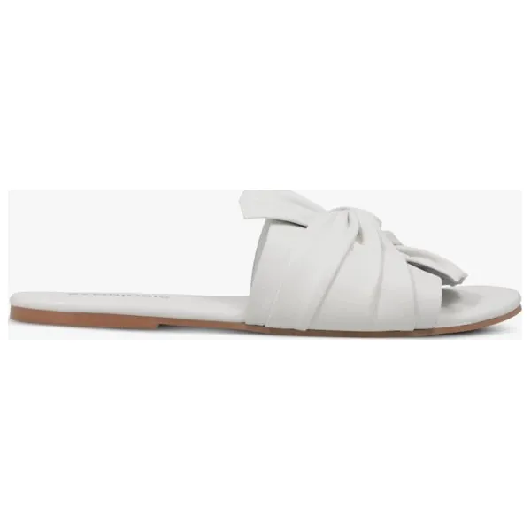 Symbiosis Klapki Bella buty damskie, biały, rozmiar 6. Białe klapki Symbiosis, bez wzorów, ze skóry, bez obcasa. W wyprzedaży za 127.49 zł.