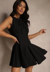 Czarna Sukienka Bez Rękawów o Rozkloszowanym Kroju Wiązana przy Dekolcie Hirkio. Czarne sukienki Renee, na imprezę, m, bez wzorów, eleganckie, bez kołnierzyka, bez ramiączek, mini, rozkloszowane. Za 59.99 zł.