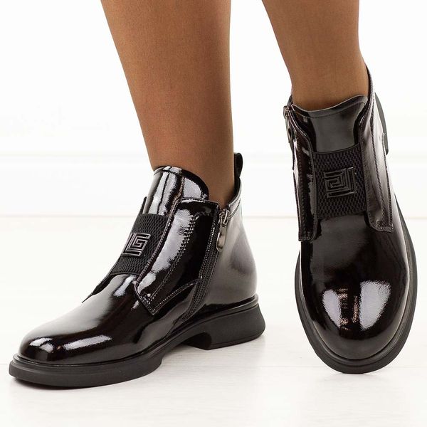 Czarne lakierowane botki damskie Filippo Dbt7383/25. Czarne botki Filippo, na jesień, z aplikacjami, z jeansu, z okrągłym noskiem, bez obcasa, na płaskiej podeszwie, bez zapięcia. Za 359.00 zł.