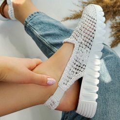 Białe plecione sandały, buty damskie T.Sokolski 806. Białe obuwie sportowe Sokolski, bez wzorów, z tkaniny, sportowe, bez obcasa, bez zapięcia. Za 179.00 zł.