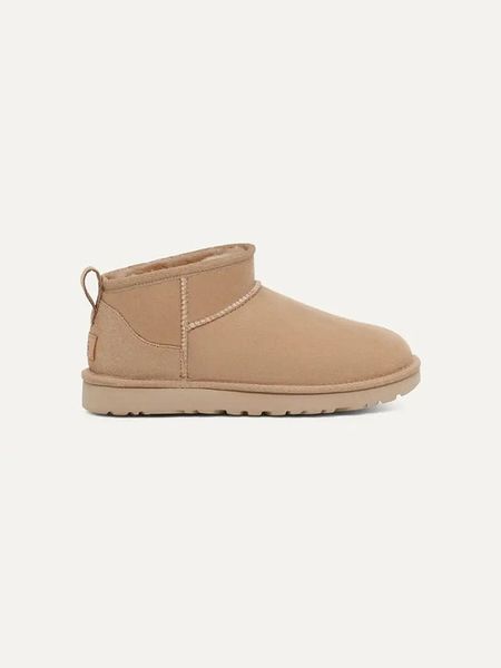 UGG Skórzane botki "Classic Ultra Mini" w kolorze beżowym rozmiar: 37. Brązowe botki UGG, bez wzorów, z wełny, bez obcasa, bez zapięcia. Za 645.91 zł.