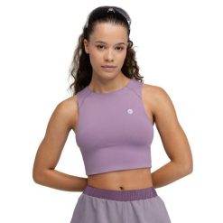 Damska koszulka crop top bez rękawów do biegania w terenie Trekking Siroko Pho. Fioletowe topy SIROKO, bez wzorów, z tkaniny, bez kołnierzyka, bez ramiączek. Za 105.00 zł.