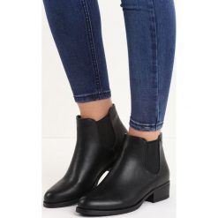Czarne Botki World Ablaze. Czarne botki Born2be, bez wzorów, z okrągłym noskiem, za kostkę, bez obcasa, na płaskiej podeszwie, bez zapięcia. Za 119.99 zł.