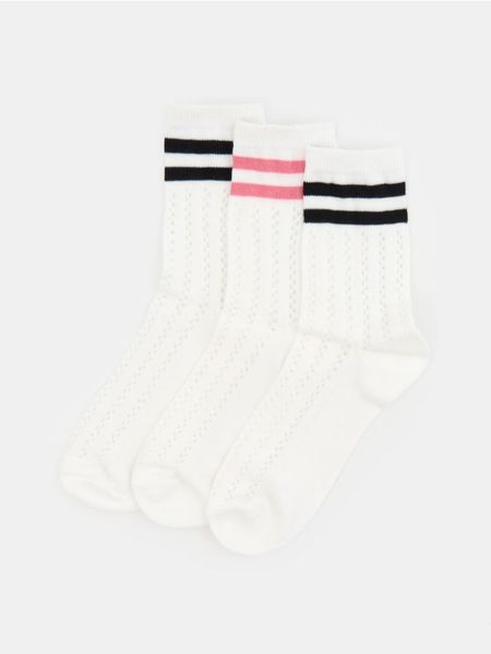 Prążkowane skarpetki 3 pack - kremowy. Białe skarpety Sinsay, bez wzorów, prążkowane. Za 15.99 zł.