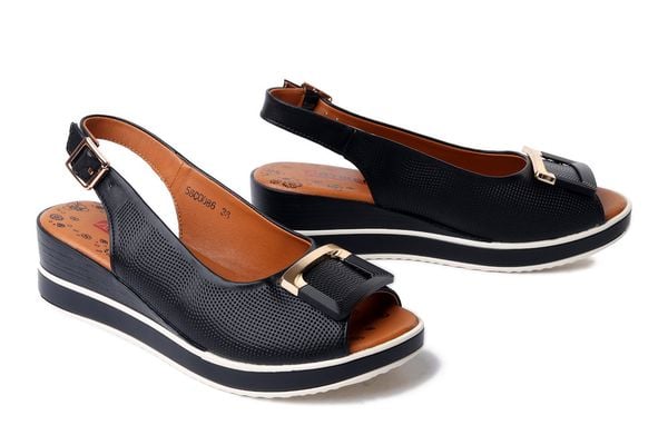 Artiker Relaks 58C0086 czarny, sandały damskie. Czarne sandały Artiker Relaks, bez wzorów, ze skóry, bez obcasa, na koturnie, bez zapięcia. Za 153.93 zł.