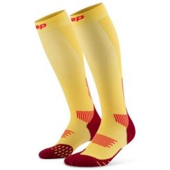 Damskie długie skarpety kompresyjne sportowe Core Run wysokie CEP. Czerwone skarpety CEP, bez wzorów, z elastanu. Za 199.00 zł.