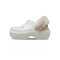 Kapcie Crocs Stomp Lined beżowe. Białe obuwie domowe Crocs, bez wzorów, bez zapięcia. Za 331.65 zł.