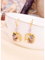 L'Atelier de Gaia Pozłacane kolczyki z perłami rozmiar: onesize. Różowe kolczyki L'Atelier de Gaia, z perłą, pozłacane, z zapięciem typu bigiel. Za 60.99 zł.