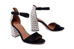 TAMARIS 1-28356-42 0D8 black comb, sandały damskie. Czarne sandały Tamaris, bez wzorów, z gumy, bez obcasa, bez zapięcia. Za 299.90 zł.