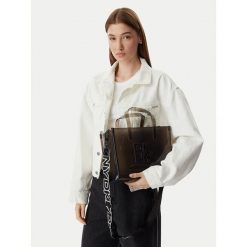 Torebka DKNY. Czarne torebki klasyczne DKNY, bez wzorów, bez dodatków. Za 389.99 zł.