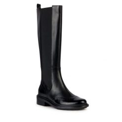 Oficerki Geox. Czarne kozaki Geox, bez obcasa, na płaskiej podeszwie, bez zapięcia. Za 439.99 zł.