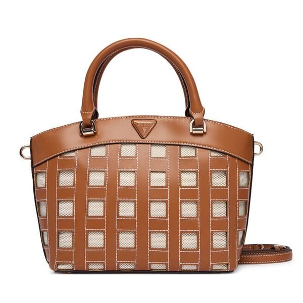 Torebka Guess. Brązowe torebki klasyczne Guess, z aplikacjami, bez dodatków. Za 584.99 zł.