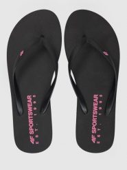 Japonki damskie 4F 4FRSS26FFLIF223. Czarne klapki 4f, bez wzorów, z gumy, bez obcasa. Za 49.99 zł.