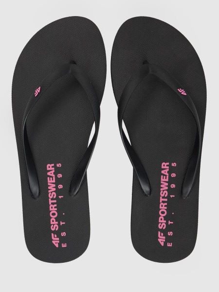 Japonki damskie 4F 4FRSS26FFLIF223. Czarne klapki 4f, bez wzorów, z gumy, bez obcasa. Za 49.99 zł.