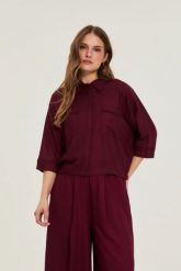 Koszula z wiskozy burgundowa. Czerwone koszule MOODO, l, bez wzorów, z wiskozy, bez kołnierzyka, bez ramiączek. Za 119.99 zł.