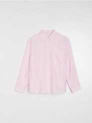 Koszula oversize w pionowe paski, z wiskozą - różowy. Czerwone koszule Sinsay, l, bez wzorów, z wiskozy, bez kołnierzyka, bez ramiączek. Za 39.99 zł.