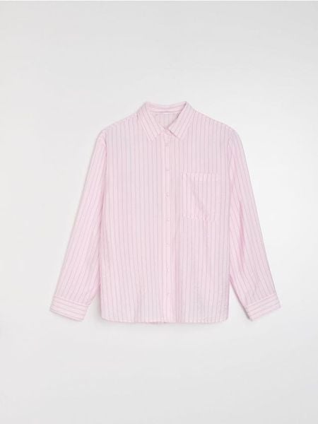 Koszula oversize w pionowe paski, z wiskozą - różowy. Czerwone koszule Sinsay, l, bez wzorów, z wiskozy, bez kołnierzyka, bez ramiączek. Za 39.99 zł.