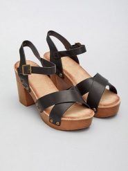Bellucci Sandały w kolorze czarnym rozmiar: 37. Czarne sandały Bellucci, bez wzorów, z otwartym noskiem, bez obcasa, na koturnie, bez zapięcia. Za 136.78 zł.