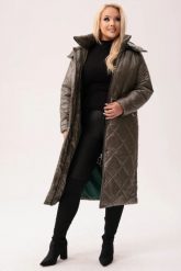 Pikowany płaszcz z kapturem Valentina w kolorze khaki - komfort i elegancja na chłodne dni PLUS SIZE XXL JESIEŃ ZIMA. Brązowe płaszcze Moda Size Plus Iwanek, na jesień, plus size, bez wzorów, z materiału, z kapturem. Za 549.90 zł.