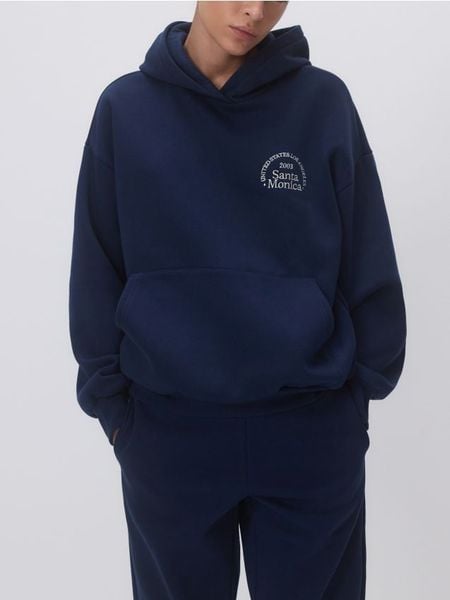 Bluza z haftowanym napisem - granatowy. Niebieskie bluzy Reserved, l, bez wzorów, z bawełny, bez kaptura. Za 119.99 zł.
