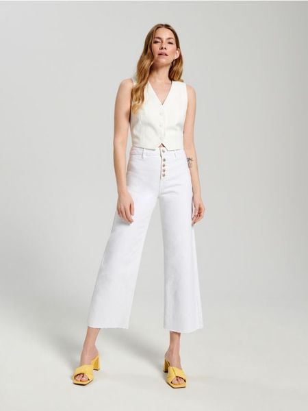 Jeansy cropped high waist - kremowy. Białe jeansy Sinsay, l, bez wzorów, z podwyższonym stanem. W wyprzedaży za 49.99 zł.