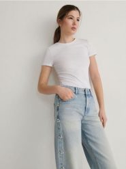 Jeansy z ozdobną aplikacją - niebieski. Niebieskie jeansy Reserved, z aplikacjami. W wyprzedaży za 99.99 zł.