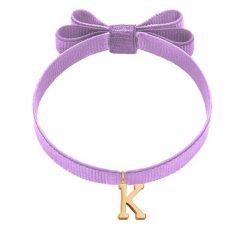 Bransoletka z literką na liliowej wstążce z podwójną kokardką. Bransoletki Lilou, pozłacane. Za 128.00 zł.
