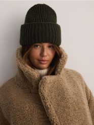 Czapka beanie z domieszką wełny - zielony. Zielone czapki Reserved, bez wzorów, z wełny. W wyprzedaży za 39.99 zł.