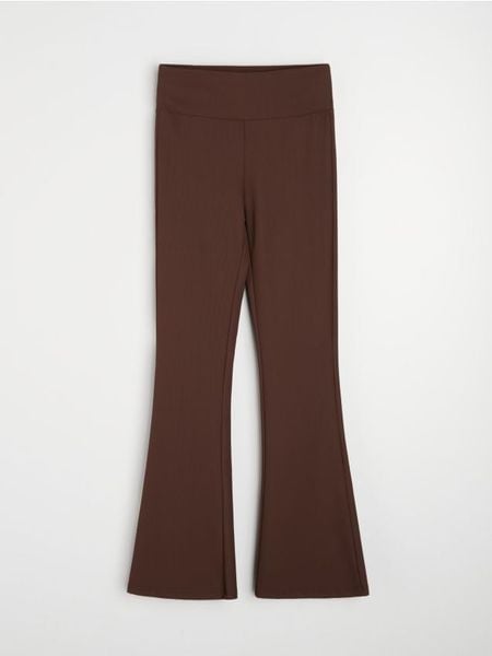 Prążkowane legginsy flare - brązowy. Brązowe legginsy Sinsay, l, bez wzorów, prążkowane. Za 39.99 zł.