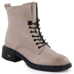 Skórzane botki na klocku damskie beżowe Vinceza 26-39955. Brązowe botki VINCEZA, bez wzorów, ze skóry, bez obcasa, bez zapięcia. Za 229.99 zł.
