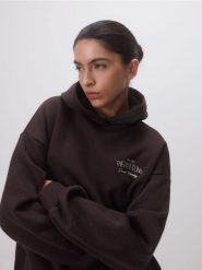 Bluza z haftowanym napisem - ciemnobrązowy. Brązowe bluzy Reserved, l, bez wzorów, z bawełny, bez kaptura. Za 119.99 zł.