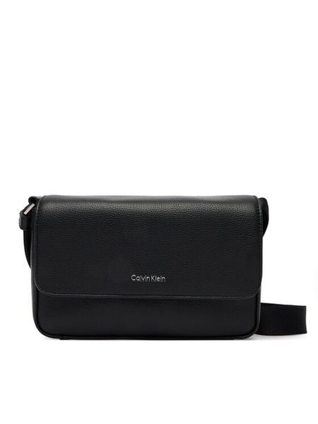 Calvin Klein Torebka Raised Small Flap Messenger LV04D3327G Czarny. Czarne listonoszki Calvin Klein, bez wzorów, ze skóry, bez dodatków. Za 229.99 zł.