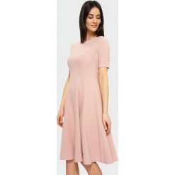 Rozkloszowana sukienka midi. Sukienki Greenpoint, bez wzorów, z elastanu, bez kołnierzyka, bez ramiączek, midi, rozkloszowane. Za 79.99 zł.