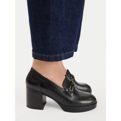 Półbuty Lasocki. Czarne czółenka Lasocki, bez wzorów, bez obcasa, na obcasie, bez zapięcia. Za 249.99 zł.