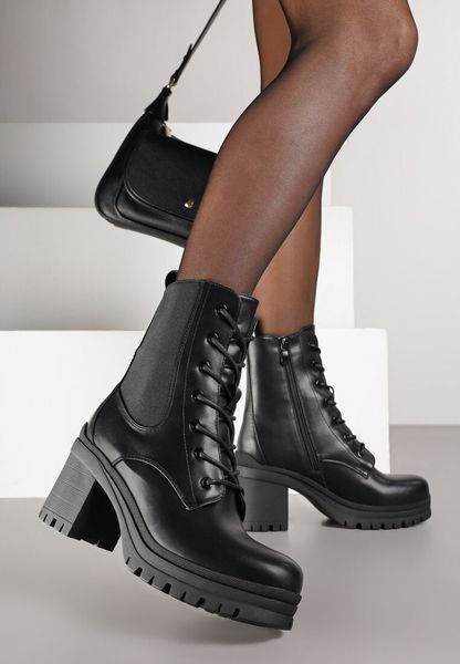 Czarne Botki Typu Workery na Słupku Cladira. Czarne botki Renee, na wiosnę, bez wzorów, z jeansu, bez obcasa, na obcasie, bez zapięcia. Za 149.99 zł.