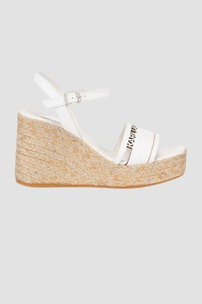KARL LAGERFELD Białe sandały Gable, Rozmiar 40. Białe sandały KARL LAGERFELD, bez wzorów, bez obcasa, bez zapięcia. W wyprzedaży za 532.99 zł.