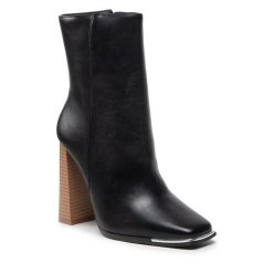 Botki DeeZee. Czarne botki DeeZee, bez wzorów, bez obcasa, na słupku, bez zapięcia. Za 229.99 zł.