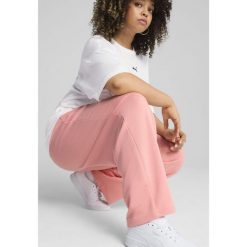 Damskie spodnie z prostymi nogawkami i małym logo No. 1 ESS Comfort PUMA. Czerwone spodnie sportowe Puma, m, bez wzorów, trekkingowe. W wyprzedaży za 114.00 zł.