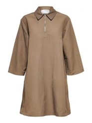 SELECTED FEMME Sukienka "Nia" w kolorze jasnobrązowym rozmiar: 40. Brązowe sukienki Selected Femme, bez wzorów, bez kołnierzyka, bez ramiączek, midi. Za 114.17 zł.