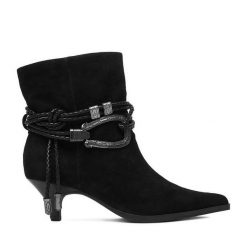 Botki Badura. Czarne botki Badura, bez wzorów, bez obcasa, na słupku, bez zapięcia. Za 499.99 zł.